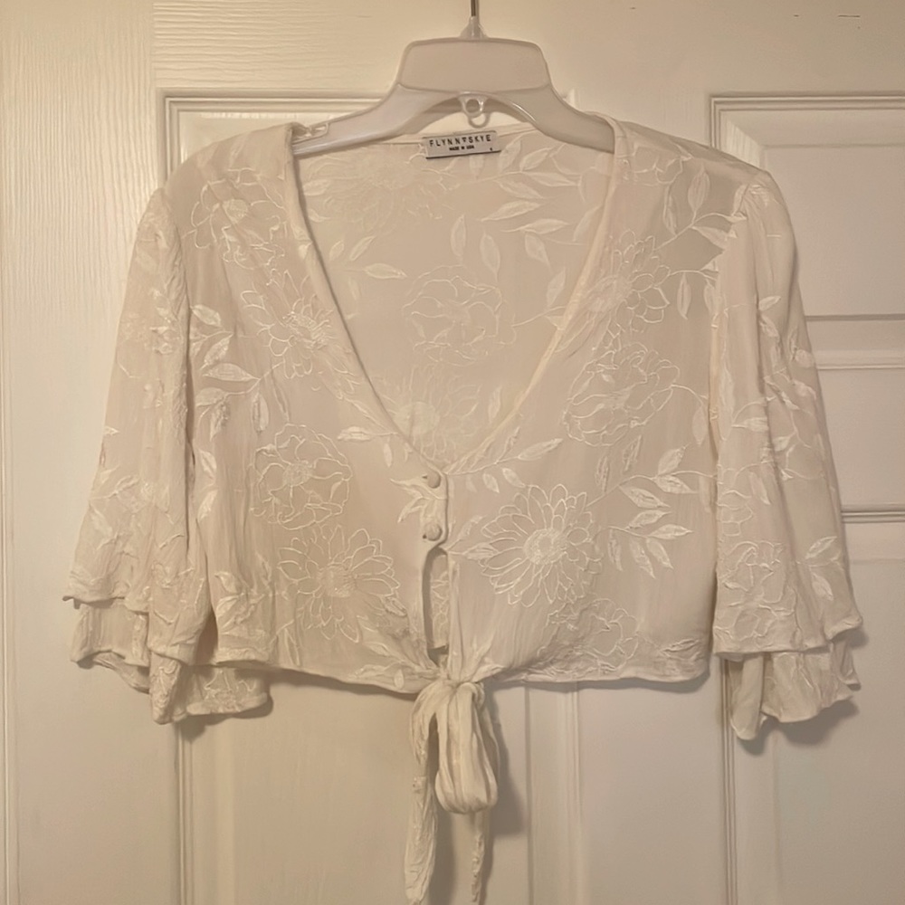 Flynn Skye lightly work white flow, front tie top